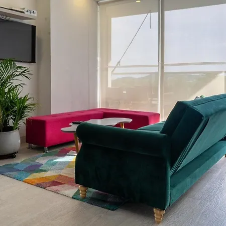 Modern Near The With Jacuzzi, Apartamento
